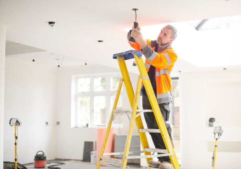 Understanding The Role And Responsibilities Of An Electrician – Home 4 ...